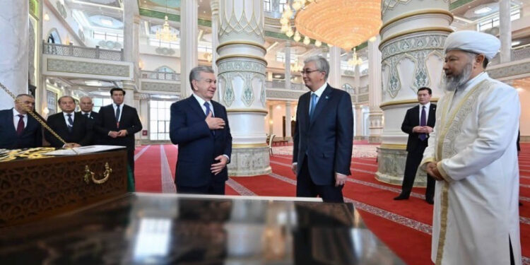 Қасым-Жомарт Тоқаев Өзбекстан Президенті Шавкат Мирзиёевпен бірге Түркістандағы жаңа мешітті аралап көрді