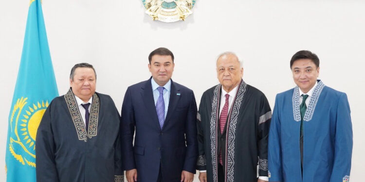 Түркістан облысының әкімі қаламгерлермен кездесіп, руханият мәселесін талқылады