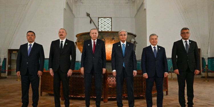 Қазақстан, Әзербайжан, Қырғызстан, Түркия және Өзбекстан президенттері Қожа Ахмет Ясауи кесенесіне зиярат етті