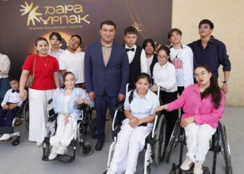ТҮРКІСТАН ОБЛЫСЫНЫҢ ӘКІМІ «ДАРА ҰРПАҚ» ИНКЛЮЗИВТІ ТЕАТРЫНЫҢ ҰЖЫМЫМЕН КЕЗДЕСТІ