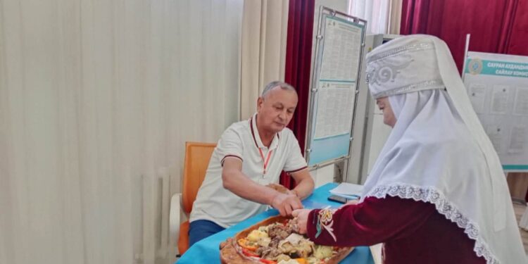 ҚҰРЫЛТАЙ: САУРАНДА САЙЛАУШЫЛАРҒА ҰЛТТЫҚ ДӘМДЕР ҰСЫНЫЛДЫ