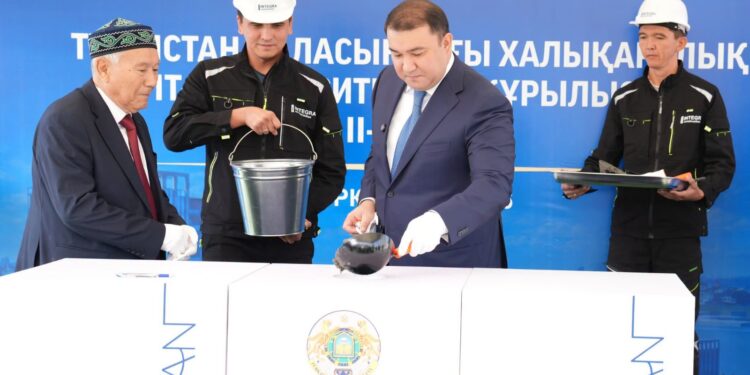 ПРЕЗИДЕНТ ТАПСЫРМАСЫ: ТҮРКІСТАНДА ХАЛЫҚАРАЛЫҚ ІТ УНИВЕРСИТЕТІНІҢ ЖАҢА ОҚУ КОРПУСЫНЫҢ ҚҰРЫЛЫСЫ БАСТАЛДЫ