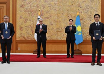 Бұдан бөлек, мемлекеттер басшыларының қатысуымен ресми делегация мүшелері мынадай үкіметаралық және ведомствоаралық құжаттар алмасты: