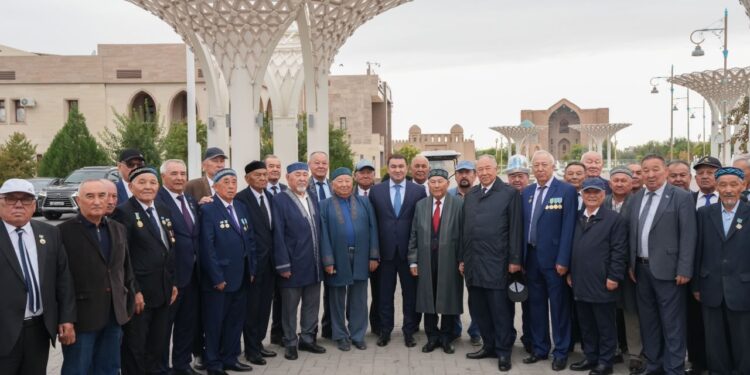 ТҮРКІСТАН ОБЛЫСЫНЫҢ ӘКІМІ ҚАЗЫНАЛЫ ҚАРТТАРМЕН БІРГЕ БІР КҮН ӨТКІЗІП, ҚҰРМЕТ КӨРСЕТТІ